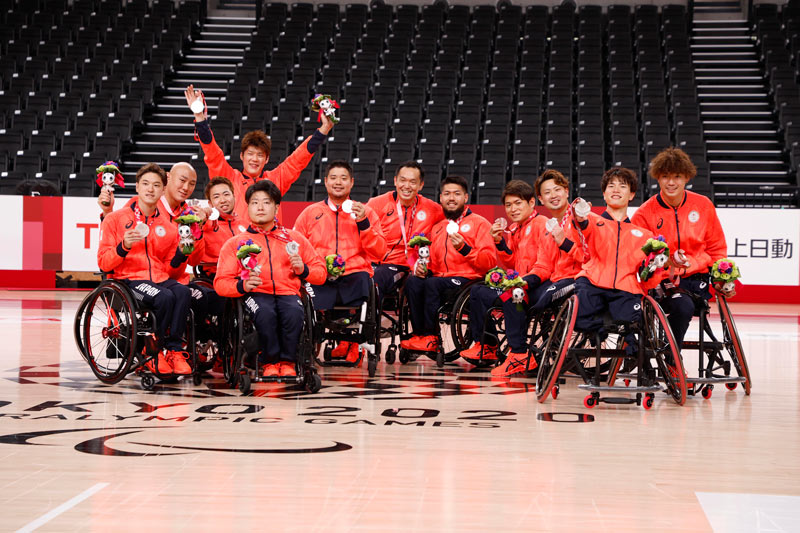 東京2020大会で銀メダルを獲得した日本男子チーム