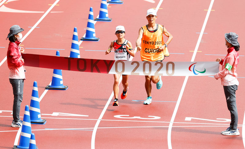 東京2020パラリンピック女子マラソンT12で金メダルを獲得した道下美里と伴走者の志田淳