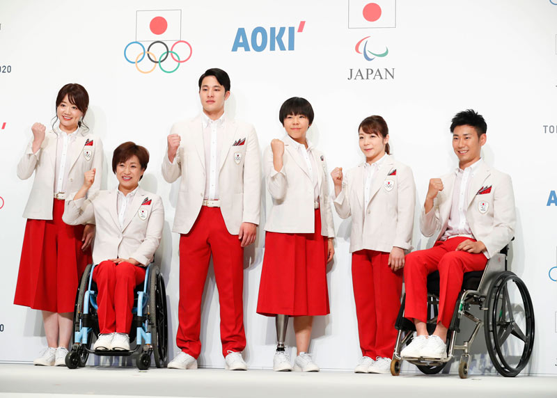 東京2020大会・日本選手団のデレゲーションユニフォーム。男女とも白いジャケットと赤のパンツ（スカート選択可）