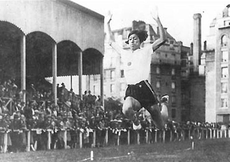 国際女子スポーツ連盟が主催した国際女子競技大会第2回イエテボリ大会(1926年)の走幅跳で、5ｍ50cmの世界記録を樹立した人見絹枝
