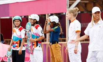 東京2020大会の新競技スケートボード・女子ストリート。写真中央が金メダリスト・西矢椛、左が銅メダリスト・中山楓奈　写真：フォートキシモト