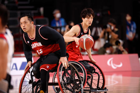 東京2020パラリンピック、史上初の銀メダルを獲得した車いすバスケバスケット男子日本代表の藤本怜央（左）、鳥海連志（右）　写真：フォートキシモト