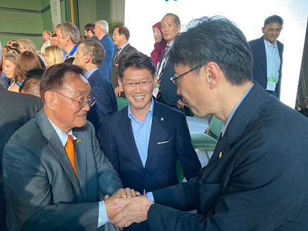 TAFISA理事就任が決まり、Ju-Ho Chang  TAFISA名誉会長（左）に祝福される玉澤（右） （中央は渡邉SSF理事長）