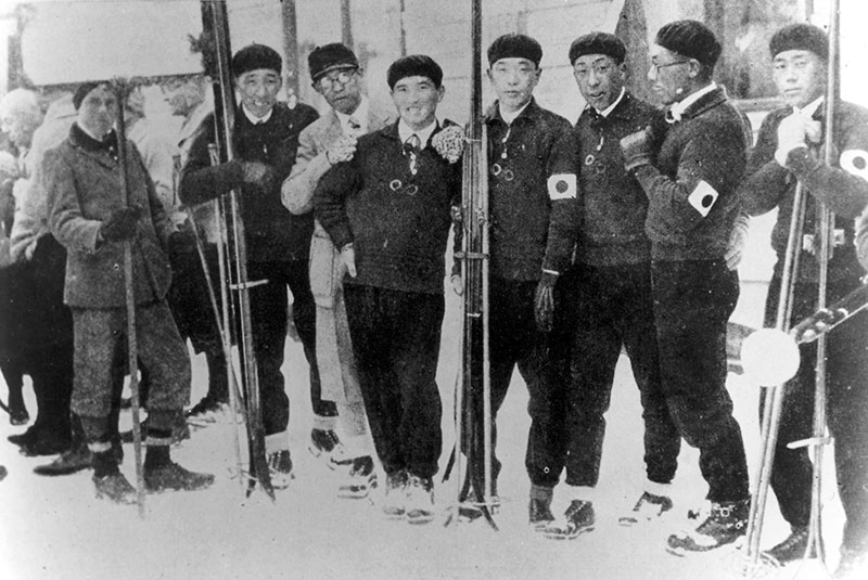 これは、冬季オリンピック初出場を果たした日本選手団の写真です（1928年）。6名の選手が出場しました。ここでクイズ！日本が初出場を果たした年は？また、写真の中に変わった経歴の選手がいます。答えはQ2、Q4！