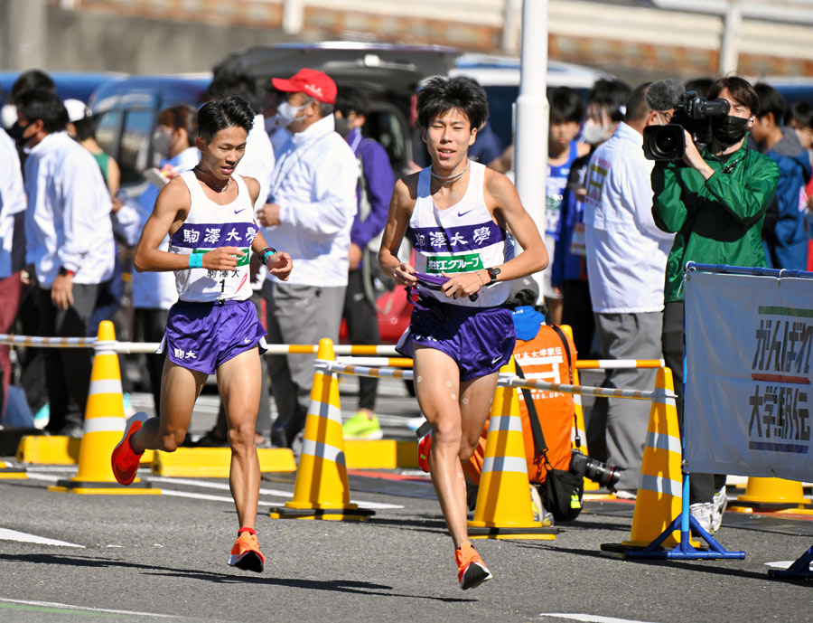 大学駅伝3冠を目指す駒澤大学。2022全日本大学駅伝でタスキを受けるエースの田沢廉（2022年11月6日、三重県伊勢市） 写真：日刊スポーツ/アフロ