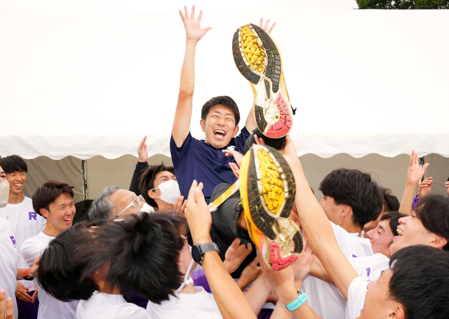 55年ぶりの箱根駅伝切符を手にし選手たちに胴上げされる立教大学・上野裕一郎監督（中央）（2022年10月15日、陸上自衛隊立川駐屯地） 写真：日刊スポーツ/アフロ