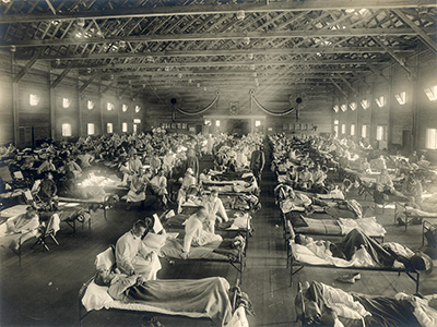 スペインかぜ流行の最中の1918年、カンザス州緊急軍事病院