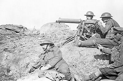 1917年、第一次世界大戦で重機関銃を構えるイギリス軍