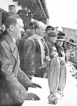 1936 年ガルミッシュ・パルテンキルヘン冬季大 会の開会式で開会宣言を行うヒトラー