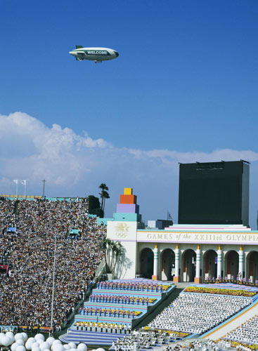1984年ロサンゼルスオリンピックの開会式、上空 に浮かぶ富士写真フイルムの飛行船