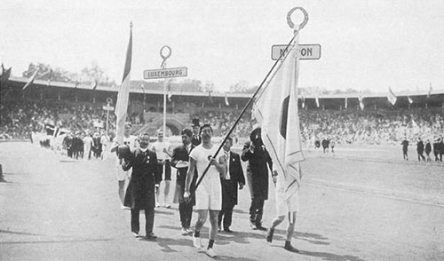 1912年ストックホルム大会の入場行進。旗手は三島彌彦