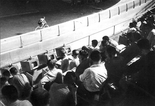 1960年ローマ大会自転車競技場のテレビ記者席とモニター