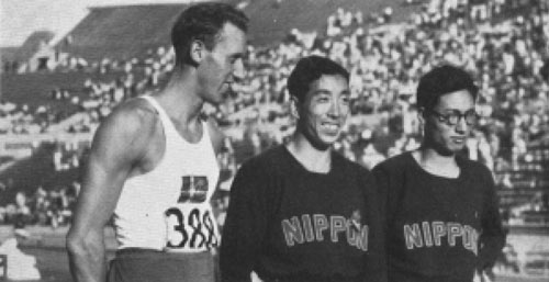 1932年ロサンゼルス大会の男子三段跳び、左からスウェーデンのエリック・スベンソン（銀）、南部忠平（金）、大島鎌吉（銅）