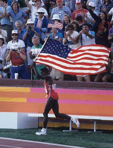 1984年ロサンゼルス大会の陸上男子100mで優勝を決め、ウイニングランをするカール・ルイス。ナイキのシューズを履いている