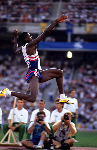 1992年バルセロナ大会の陸上男子走幅跳で金メダルを獲得したカール・ルイス。シューズはミズノ製