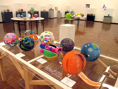 「リボーン・アートボール」の展示　　　