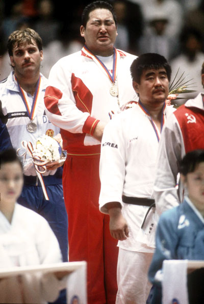 1988年ソウルオリンピック柔道男子95㎏超級で優勝し、表彰台で涙を流す斉藤仁