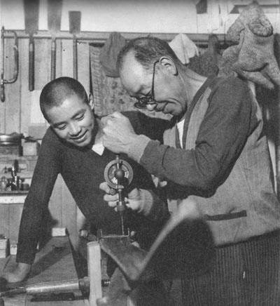 猪谷千春（左）と父・六合雄（1950年）