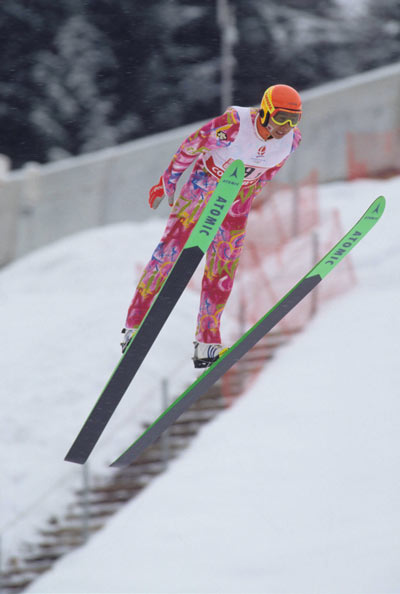 1992年アルベールビル冬季オリンピックのノルディック複合団体。V字ジャンプで飛距離をのばす荻原健司