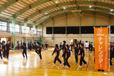 中学生による体育館クラス対抗長縄跳