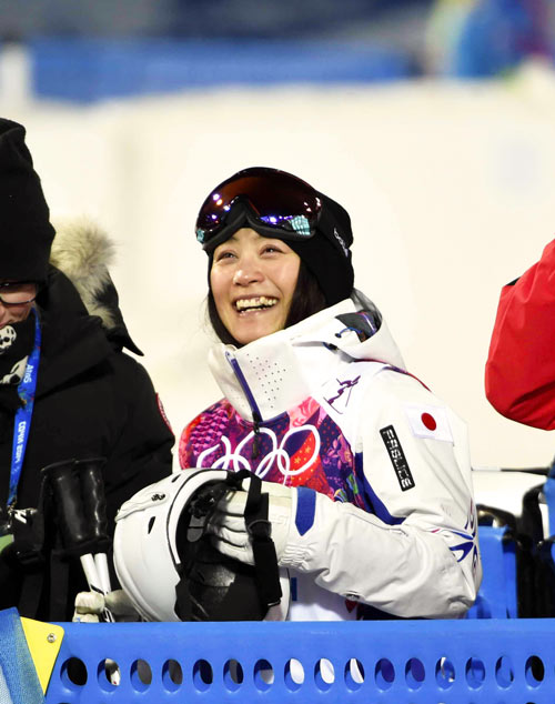2014 年ソチオリンピックで笑顔を見せる上村愛子