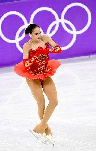 2018 年平昌冬季オリンピックの金メダリスト、アリー ナ・ザギトワのジャンプ