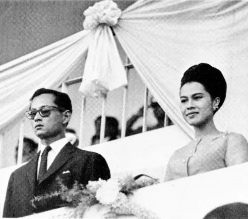 1966年第5回バンコク・アジア競技大会(の開会式に出席するプミポンタイ国王夫妻（当時）　※写真：フォート・キシモト