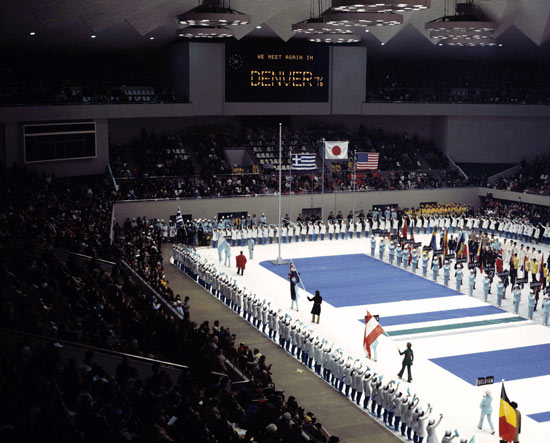 1972年札幌冬季オリンピックの閉会式。「DENVER '76」の文字が映し出される