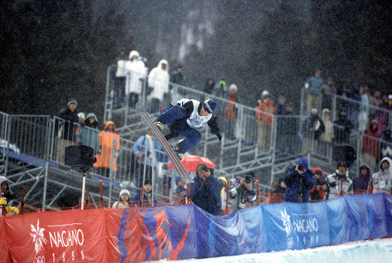1998年長野冬季大会で初めて行われたスノーボード男子ハーフパイプで金メダルを獲得したジャン・シメン（スイス）