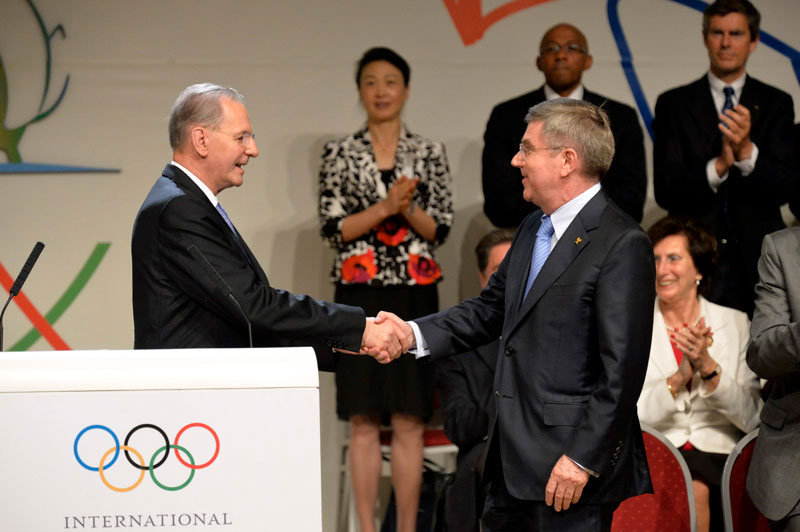 2013年IOC総会（ブエノスアイレス）で第9代会長に選出された トーマス・バッハ氏（右）と第8代会長のジャック・ロゲ氏（左）