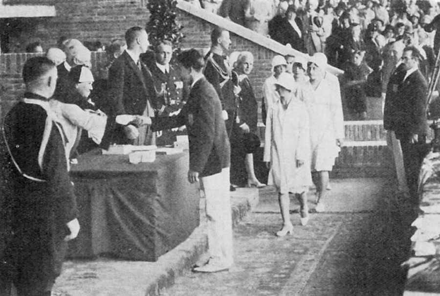 1928年アムステルダム大会でオランダの女王から金メダルを授与される鶴田義行（水泳200m平泳ぎ）