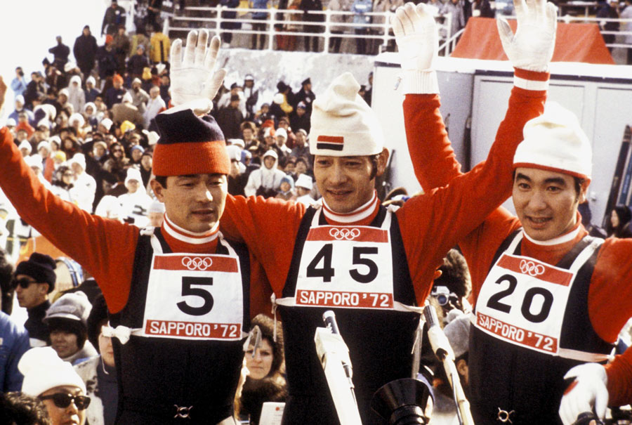 1972年札幌大会スキージャンプ70m級　左から金野昭次（銀メダル）、笠谷幸生（金メダル）、青地清二（銅メダル）