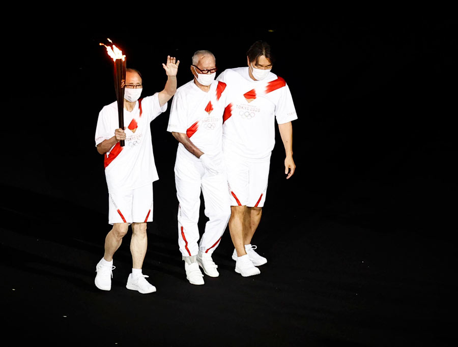 国立競技場で聖火を運ぶ王貞治氏（左）、長嶋茂雄氏（中央）、松井秀喜氏（右）
