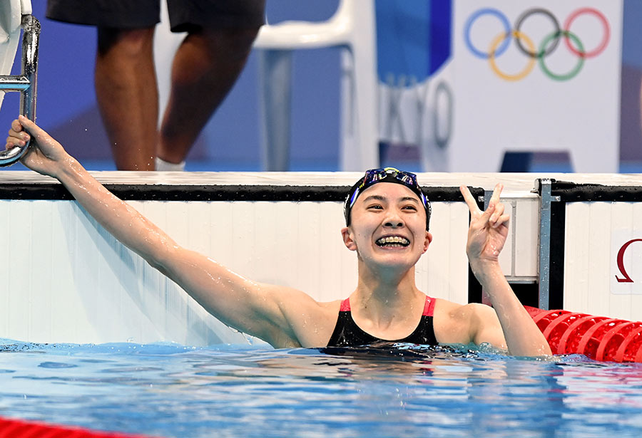 女子200m 個人メドレーで２個目の金メダルを喜ぶ