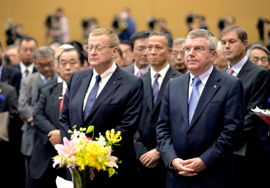 2013 年11 月、電通ホールで行われたIOC 主催のレセプ ション。右はIOC トーマス・バッハ会長、左はジョン・コー ツ副会長