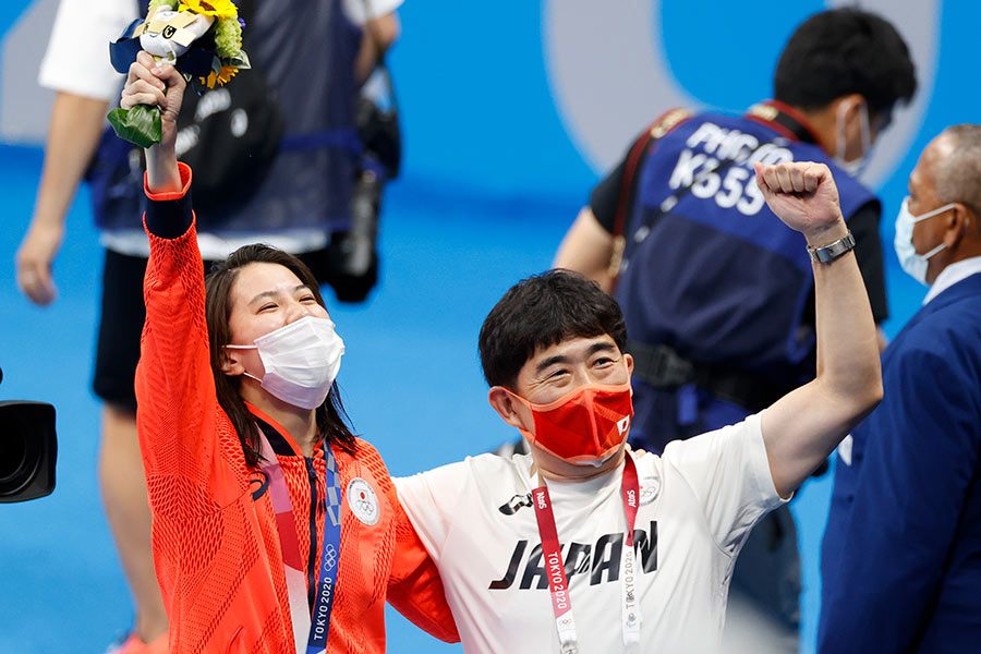 女子200m 個人メドレー表彰式の後、平井コーチ（監督）とともに