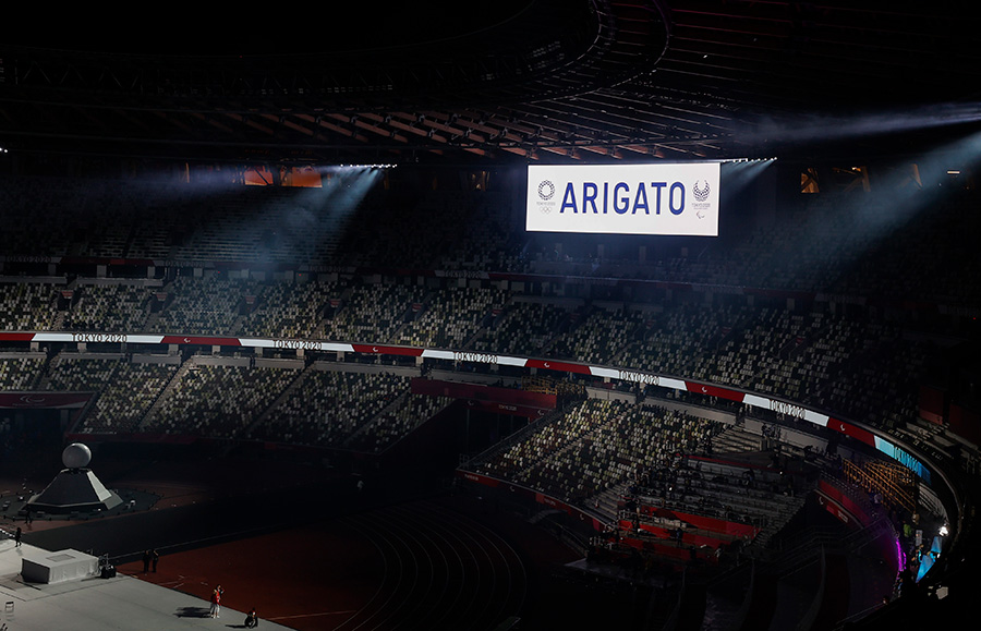 閉会式で描かれた「ARIGATO」