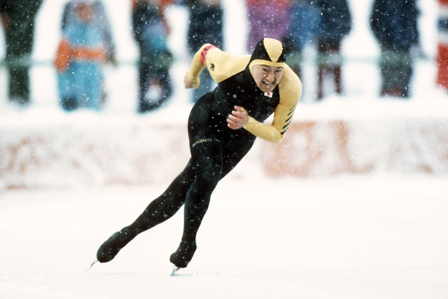 1984年サラエボ冬季大会、雪の中の男子500m。コーナーで加速する黒岩彰