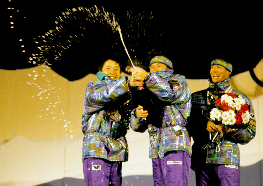 1992年アルベールビル大会、表彰式後のシャンパンファイト。左から三ケ田礼一、荻原健司、河野孝典