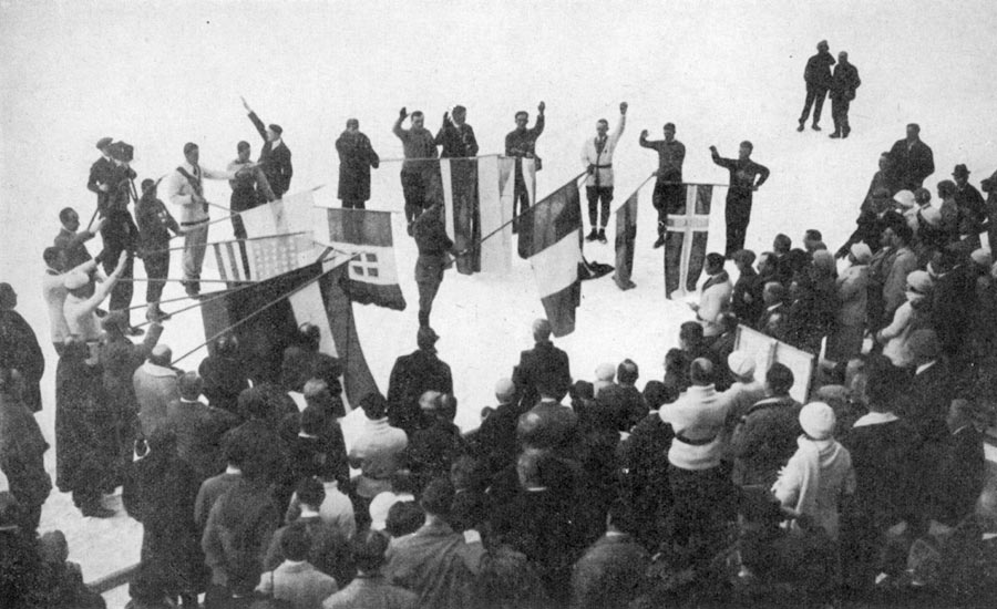 1924年シャモニー・モンブラン冬季大会の開会式。宣誓はフランスの旗手マンドリヨン
