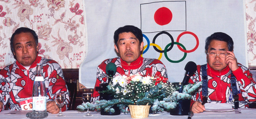 1992年アルベールビル大会日本代表選手団副団長の八木祐四郎氏（左）、中央は団長の堤義明氏