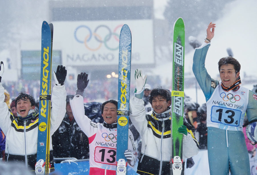 1998 年長野冬季大会スキージャンプラージヒル団体、金メダルを獲得した日本チーム