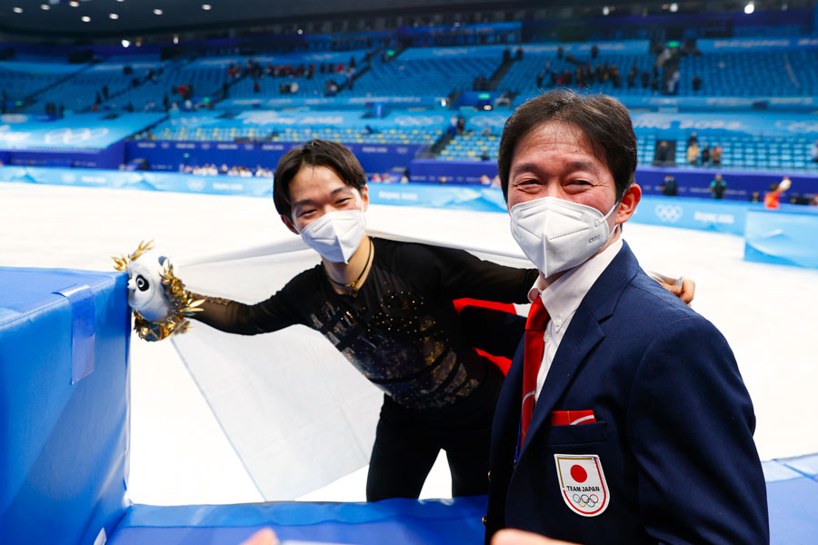 2022年北京冬季大会の鍵山正和コーチ（右）と男子シングル銀メダリスト鍵山優真