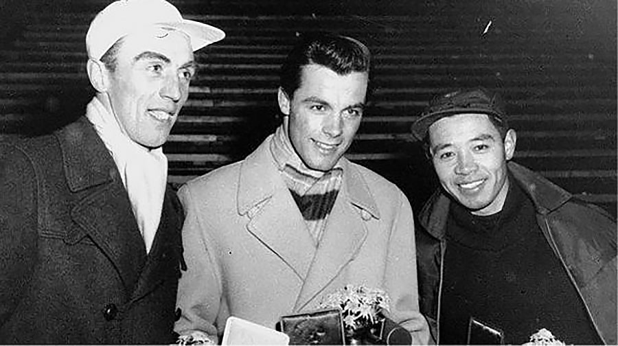  1956年コルティナダンペッツォ大会の表彰式で。中央がトニー・ザイラー。右は猪谷千春