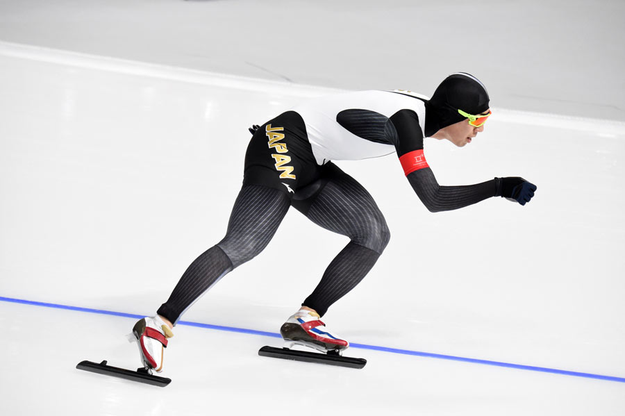 ブレードが氷をとらえる（加速する）時間を長く確保できるスラップスケート。写真は2018 年平昌 冬季大会男子5000m の一戸誠太郎