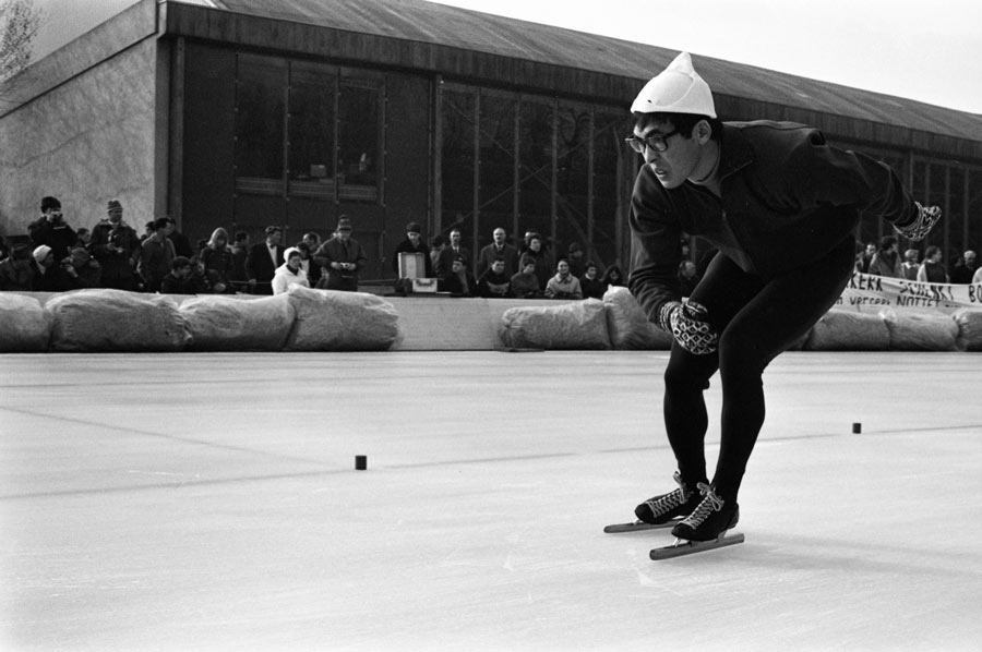 1968年グルノーブル冬季大会スピードスケート男子500m、鈴木恵一の力走