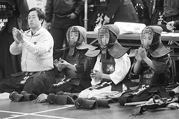 剣道大会で他の選手に拍手を送る少年たち