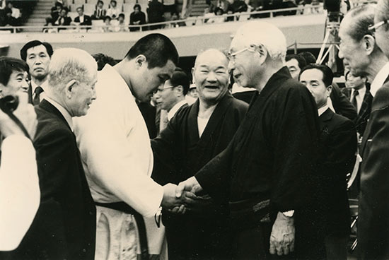 試合後松前重義氏から祝福を受ける。中央は祖父の泰蔵