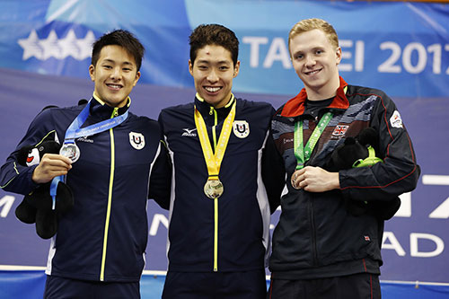 2017年ユニバーシアード台北大会の競泳男子200m個人メドレーで優勝した萩野公介、と2位の瀬戸大也
