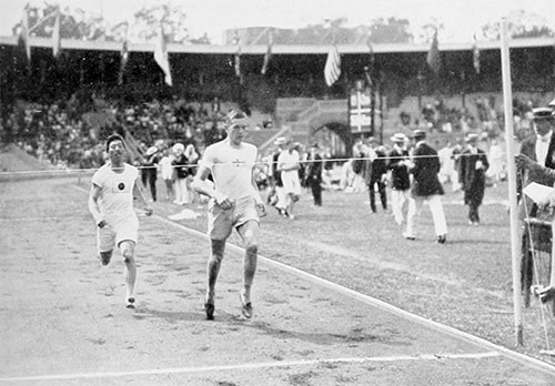 1912年オリンピック・ストックホルム大会陸上400mの予選4組で2位に入った三島弥彦